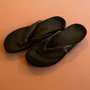 Size 10 black Vionic thong sandals